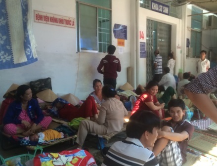 Cần Thơ: Bệnh viện đông nghẹt bệnh nhân sau nghỉ lễ - 6 Hành lang khoa sơ sinh kẹt cứng người nhà và bệnh nhi