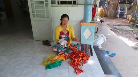 “Cô gái vàng” Ánh Viên - Đường đến vinh quang bắt đầu từ con rạch sau nhà - 3 Chị Ánh Hồng, mẹ của Ánh Viên, đang ngồi sắp xếp lại các huy chương của con gái.