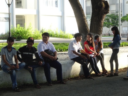 Đi thi từ lúc tờ mờ sáng - 19 Thí sinh đến từ sớm để chuẩn bị bước vào môn thi đầu tiên.