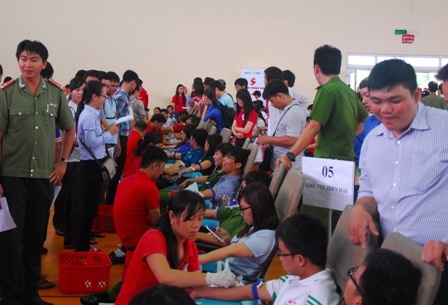 Rất đông đoàn viên thanh niên tham gia hiến máu