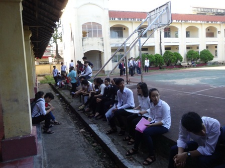 Đi thi từ lúc tờ mờ sáng - 20 Thí sinh ở điểm thi trường Cao đẳng kinh tế Kỹ thuật Cần Thơ