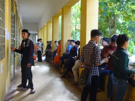 Đi thi từ lúc tờ mờ sáng - 22 Sẵn sàng để bước vào phòng thi, ở điểm thi trường Châu Văn Liêm. (Ảnh: