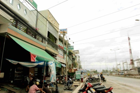 Đoạn
Quốc lộ 91 qua phường Trà Nóc - nơi có hàng chục hộ dân bị ảnh hưởng do thi
công công trình.