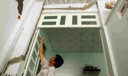 Cần Thơ: Hàng chục nhà dân bị nứt, nghiêng, lún do thi công nâng cấp Quốc lộ 91 - 4 Đoạn
Quốc lộ 91 qua phường Trà Nóc - nơi có hàng chục hộ dân bị ảnh hưởng do thi
công công trình.