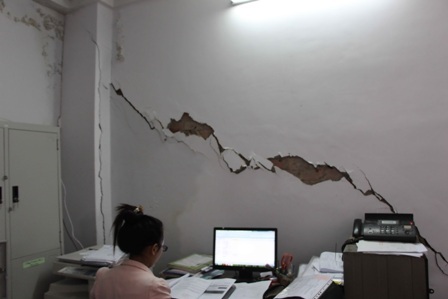 Phải
làm việc trong căn phòng tường bị xé nứt rất nguy hiểm.