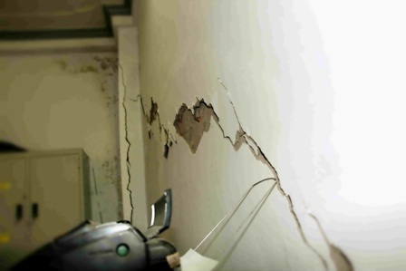 Nhiều
nhà bị nứt, lún.