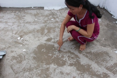 Nhiều
nhà bị nứt, lún.