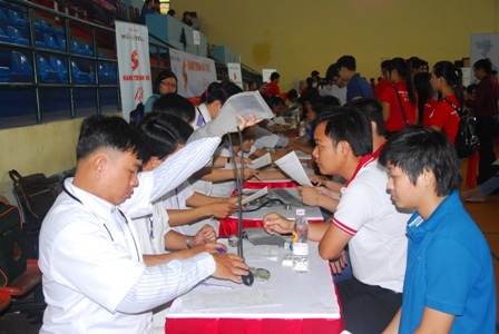 Rất đông đoàn viên thanh niên tham gia hiến máu