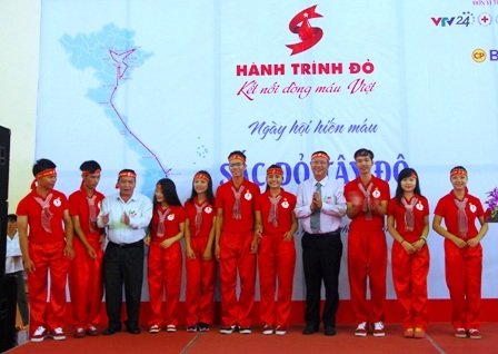 Lãnh đạo địa phương chụp ảnh lưu niệm với tình nguyện viên