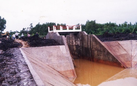 ĐBSCL: Sau “lũ ngọt” là “hạn mặn” - 1 Nhiều địa phương ở ĐBSCL đang xây dựng hệ thống cống ngăn mặn