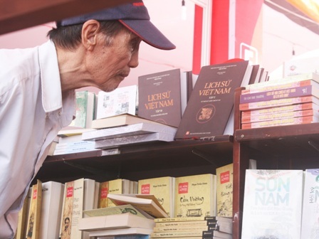 Một bậc
cao niên dừng lại bên những quyển sách của nhà văn quá cố Sơn Nam 