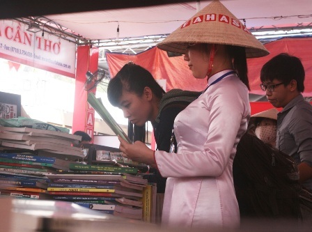 Một nhân
viên và người đọc say mê bên sách 