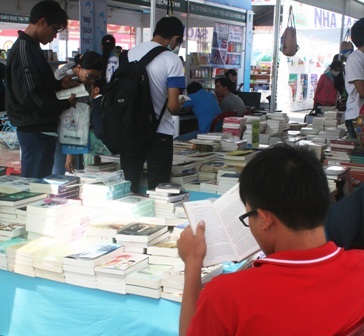 Hội sách Cần Thơ: Những góc nhìn về người mê sách - 8 Các bạn trẻ đặt hàng viết
chữ thư pháp về Cha mẹ