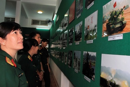 đến các nữ dân quân của QK
9 đều có mặt từ sớm tại buổi triển lãm