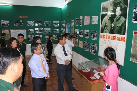 Lãnh đạo QK9 và TP Cần
Thơ tham dự lễ khai mạc và tham quan triển lãm 