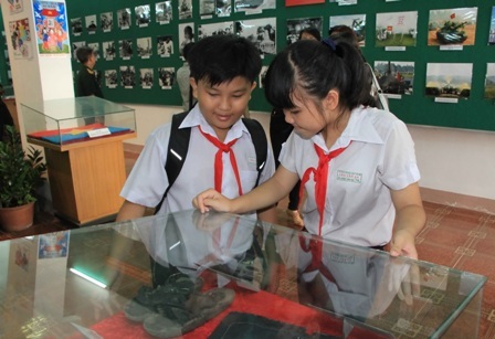 Các em học sinh tiểu học tham quan tìm hiểu