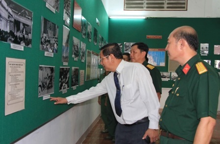 Các em học sinh tiểu học tham quan tìm hiểu