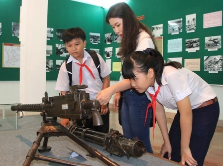 Cô giáo
đang hướng dẫn cho học trò về những hiện vật được lưu giữ lại 