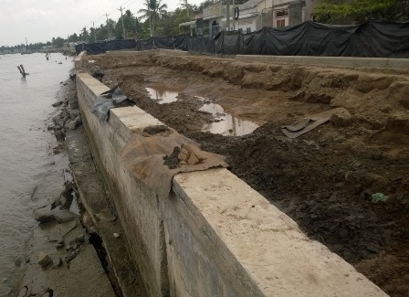 Bờ kè sông Cần Thơ lại có nguy cơ sạt lở - 1 Đoạn bờ kè bị sụt sún