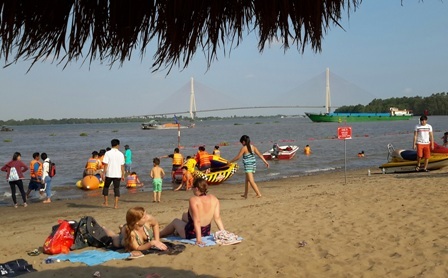 Cần Thơ lượng khách du lịch tăng cao trong năm 2015 - 1 Khách du lịch đang tắm biển Cần Thơ