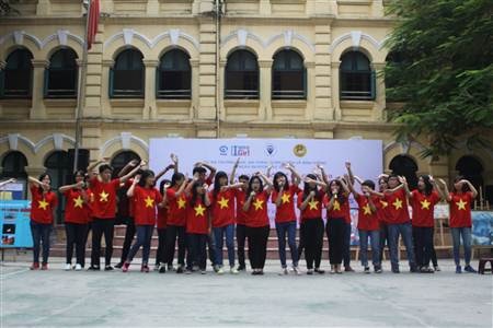 Học sinh trường THPT Việt Đức được trang bị kỹ năng xử lý trong bạo lực học đường.