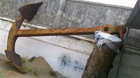 Mỏ neo với kích thước khủng được cho là của một con tàu chiến thời hiện đại.