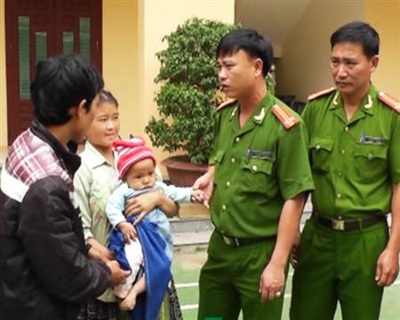 Cơ quan chức năng bàn giao cháu bé 5 tháng tuổi cho gia đình anh Sinh.