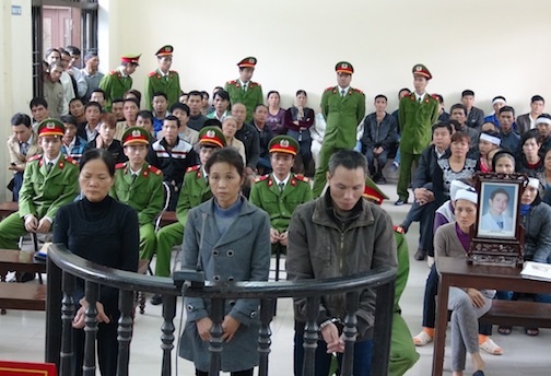 Các bị cáo trước vành móng ngựa.