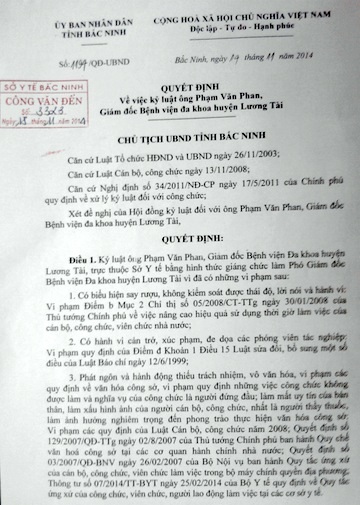 Quyết định giáng chức Giám đốc Phạm Văn Phan xuống làm phó giám đốc bệnh viện.
