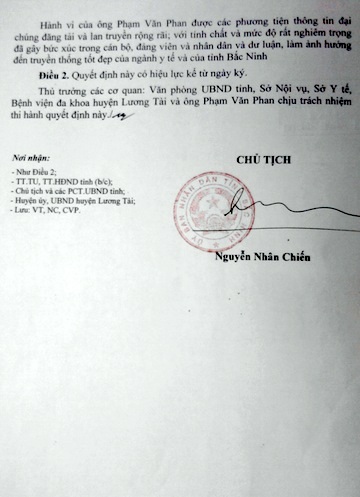 Quyết định giáng chức Giám đốc Phạm Văn Phan xuống làm phó giám đốc bệnh viện.