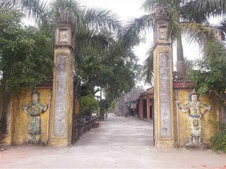 Một thủ nhang tố bị chính quyền “o ép” đuổi khỏi đền - 2 Hiện trạng những xuống cấp của đền Lang Khê.