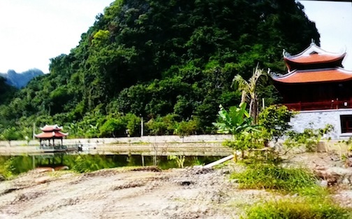 Thêm một công trình không phép trong vùng đệm Di sản Vịnh Hạ Long - 2 Khuôn viên, cảnh quan hệ thống xây dựng không xin phép chính quyền địa phương.