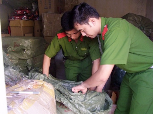 Hàng lậu được đưa về trụ sở cơ quan chức năng để xử lý.