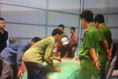 Lực lượng chức năng đang tiến hành kiểm đếm số hàng lậu thu giữ.