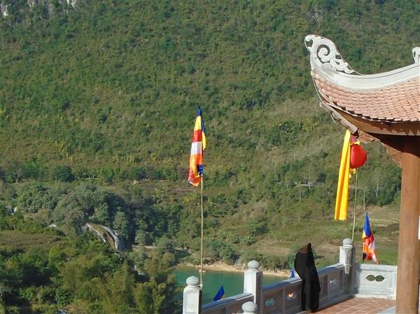 Từ trên Chùa Phật tích Trúc Lâm Bản Giốc có thể quan sát được toàn bộ thác Bản Giốc.