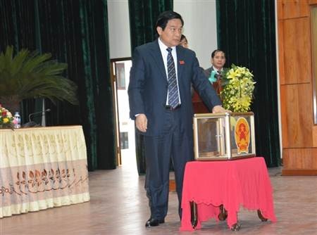 Các đại biểu tiến hành bỏ phiếu tín nhiệm đối với các chức vụ do HĐND tỉnh bầu..