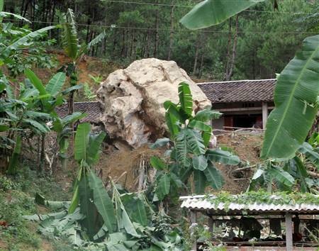 Nhiều hòn đá to bay qua nóc nhà rơi xuống phía trước sân, may mắn không gây thiệt hại về người.