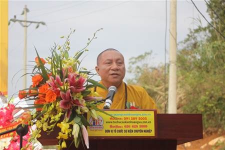 Hòa thượng Thích Gia Quang phát biểu tại buổi lễ.