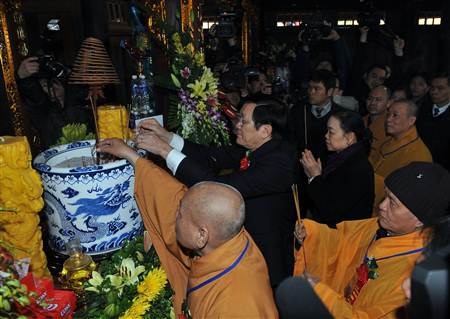 Chủ tịch nước cắt băng khánh thành chùa Phật tích Trúc lâm Bản Giốc. (Ảnh: Xuân Thái)