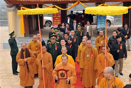 Chủ tịch nước cắt băng khánh thành chùa Phật tích Trúc lâm Bản Giốc. (Ảnh: Xuân Thái)