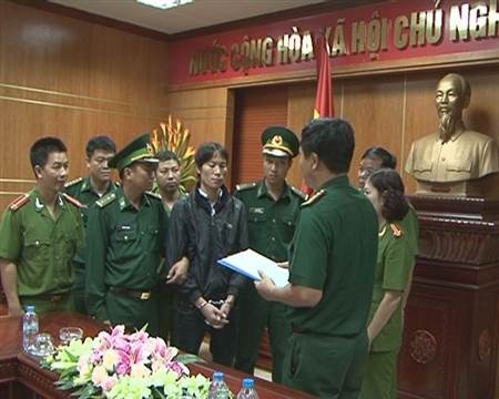 Công an Việt Nam tiếp nhận đối tượng truy nã từ Trung Quốc - 1 Công an Việt Nam tiếp nhận đối tượng truy nã do phía Trung Quốc trao trả.