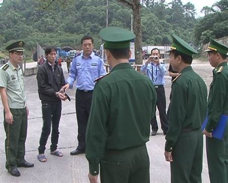 Công an Việt Nam tiếp nhận đối tượng truy nã từ Trung Quốc - 2 Công an Việt Nam tiếp nhận đối tượng truy nã do phía Trung Quốc trao trả.