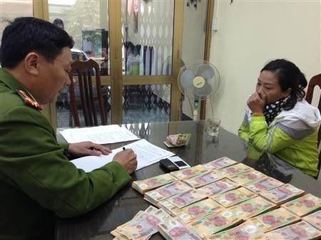 Mua hơn 400 triệu đồng tiền giả về trả nợ - 1 Đối tượng cùng tang vật vụ án.