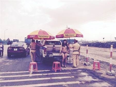 Việt Kiều lột đồ trước mặt CSGT để “khoe hàng” - 1 Hình ảnh cô gái lột truồng trước mặt CSGT gây phản cảm (Ảnh: otofun).