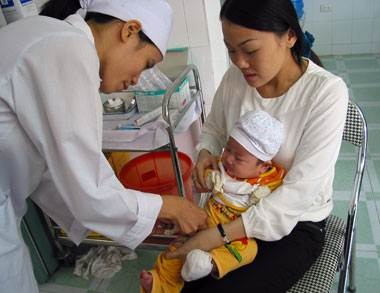 Thêm 1 trẻ tử vong bất thường sau khi tiêm vắc xin phòng lao - 1 Tình trạng trẻ bị tử vong liên tiếp sau khi tiêm vắc xin BCG khiến nhiều người dân lo lắng.