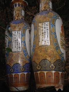 Bài thơ trên đôi lục bình bằng gốm tại chùa Vân Tiêu được cho rằng có nội dung tục.