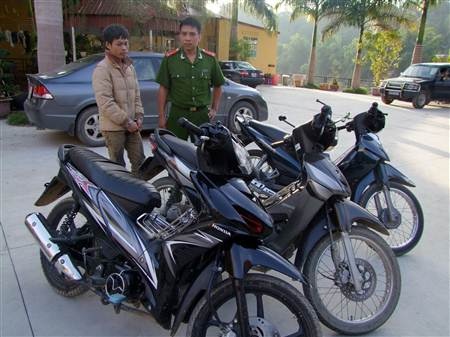 Bắt đối tượng trộm xe máy rồi đưa sang Trung Quốc bán - 1 Đối tượng Thế, kẻ trộm cắp xuyên quốc gia bị bắt giữ tại cơ quan điều tra.