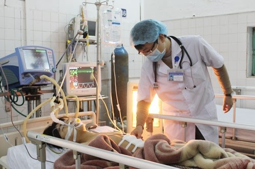 Đốt sắt vụn, thiếu niên 13 tuổi bị vỏ đạn găm vào cột sống - 1 Đốt sắt vụn, bị vỏ đạn găm vào bụng