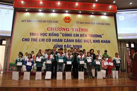 Phó Chủ tịch nước Nguyễn Thị Doan trao học bổng Cùng em đến trường cho học sinh tại Bắc Ninh.