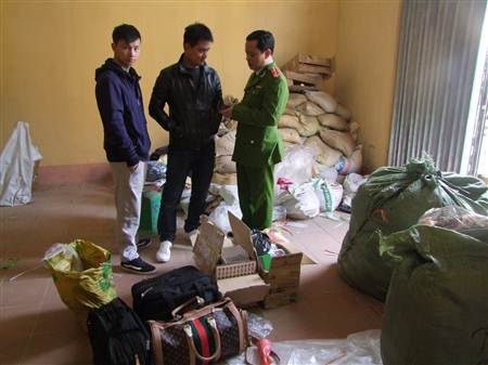 Bắt giữ lô hàng lậu trị giá hàng tỷ đồng - 1 Cơ quan chức năng đang tiến hành kiểm tra số hàng bị thu giữ.